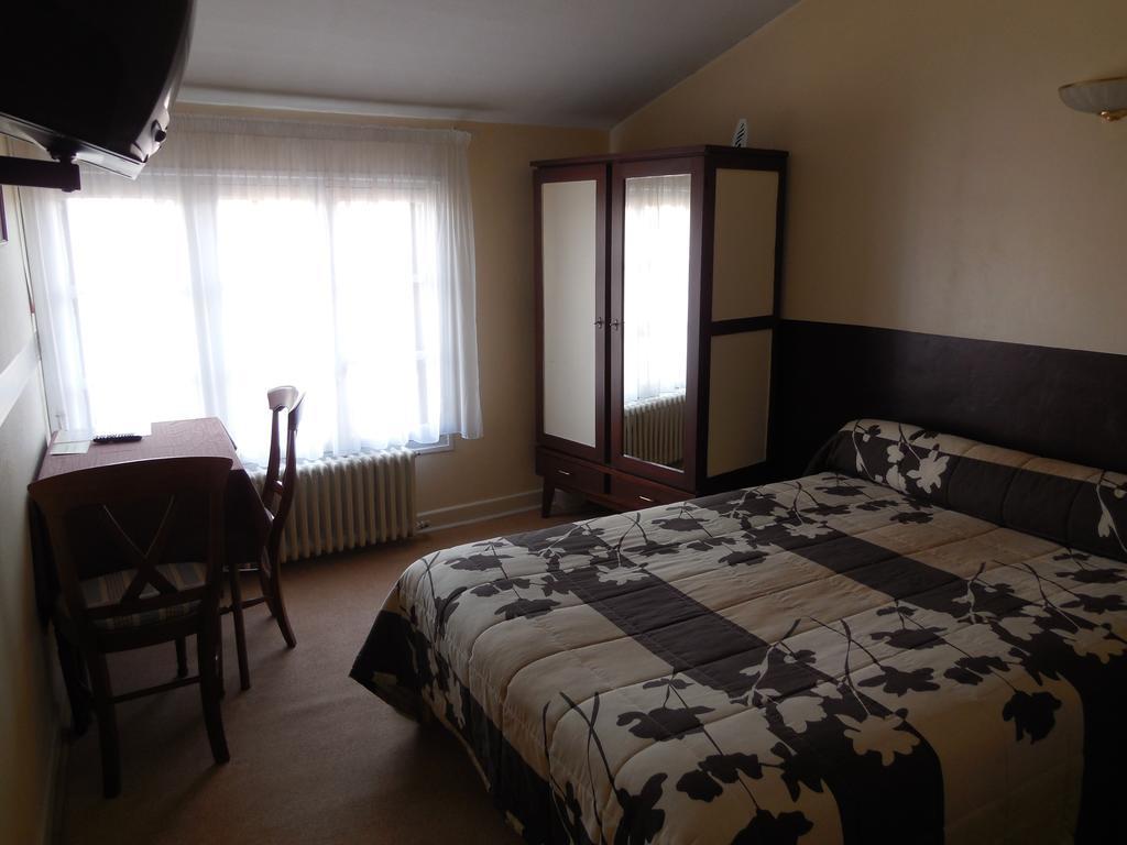 Hotel Le Lion D'Or Salbris Room photo