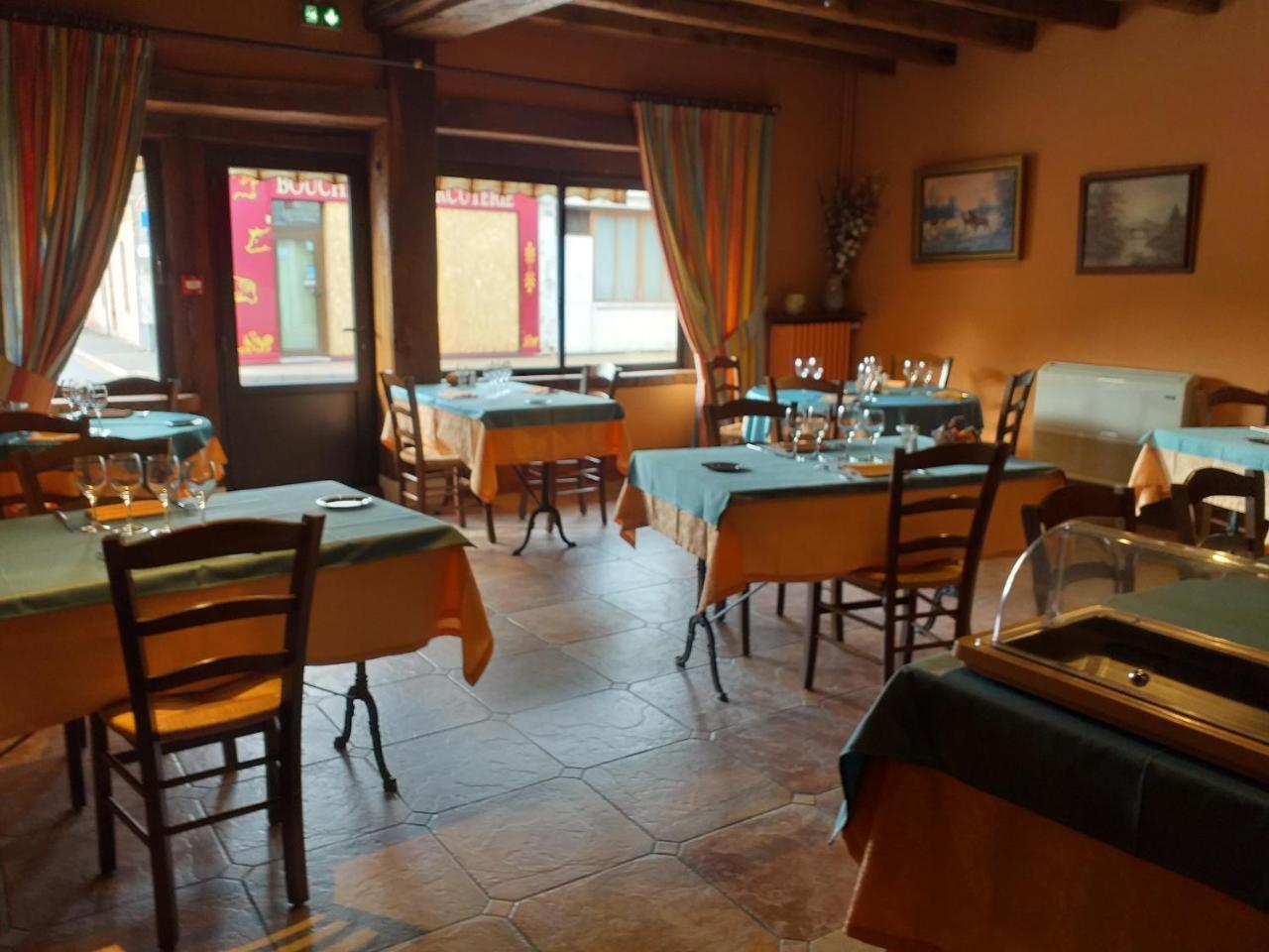 Hotel Le Lion D'Or Salbris Exterior photo